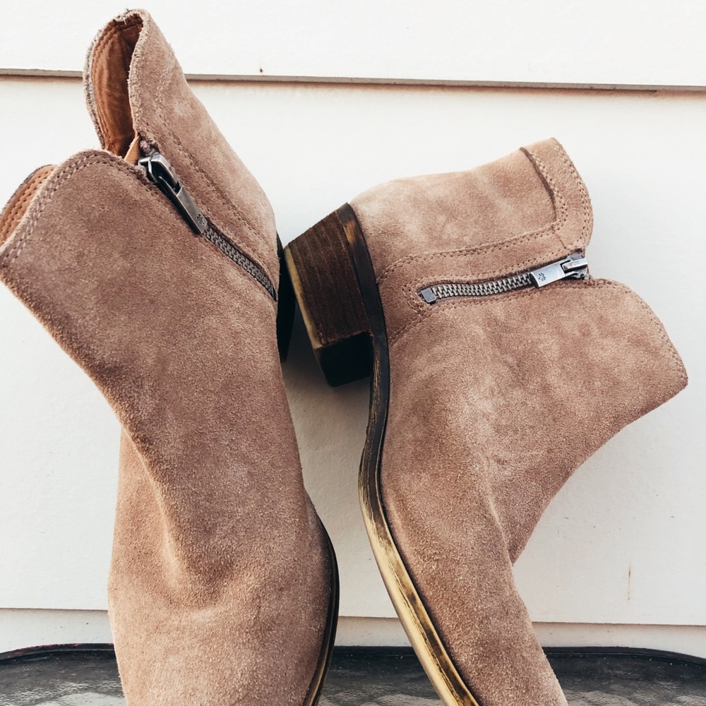 Lucky Brand Tan/Light Brown Booties/Size: 8. - Picture 2 of 3